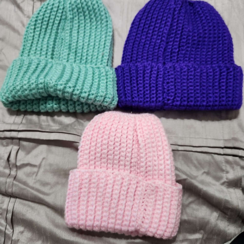 High Messy Bun Beanie Hat with Ponytail Hole Winter Warm Knit Soft Ski Skull Cap